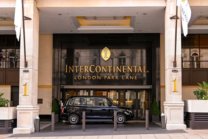 Luxurious Accommodation Arrangements in Hotels and Apartments